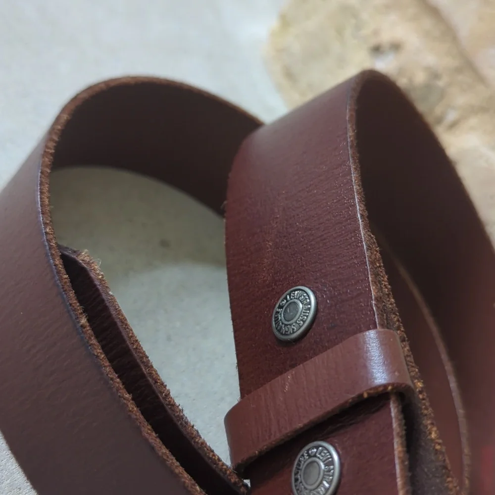 LEVI STRAUSS  Signature I Brown Leather Belt with Silver Pewter Finish Belt